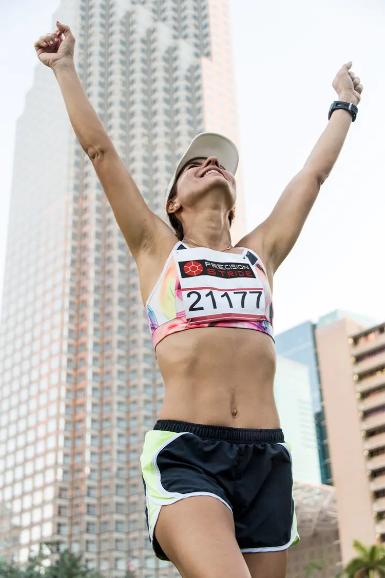 Coureuse heureuse bras levés